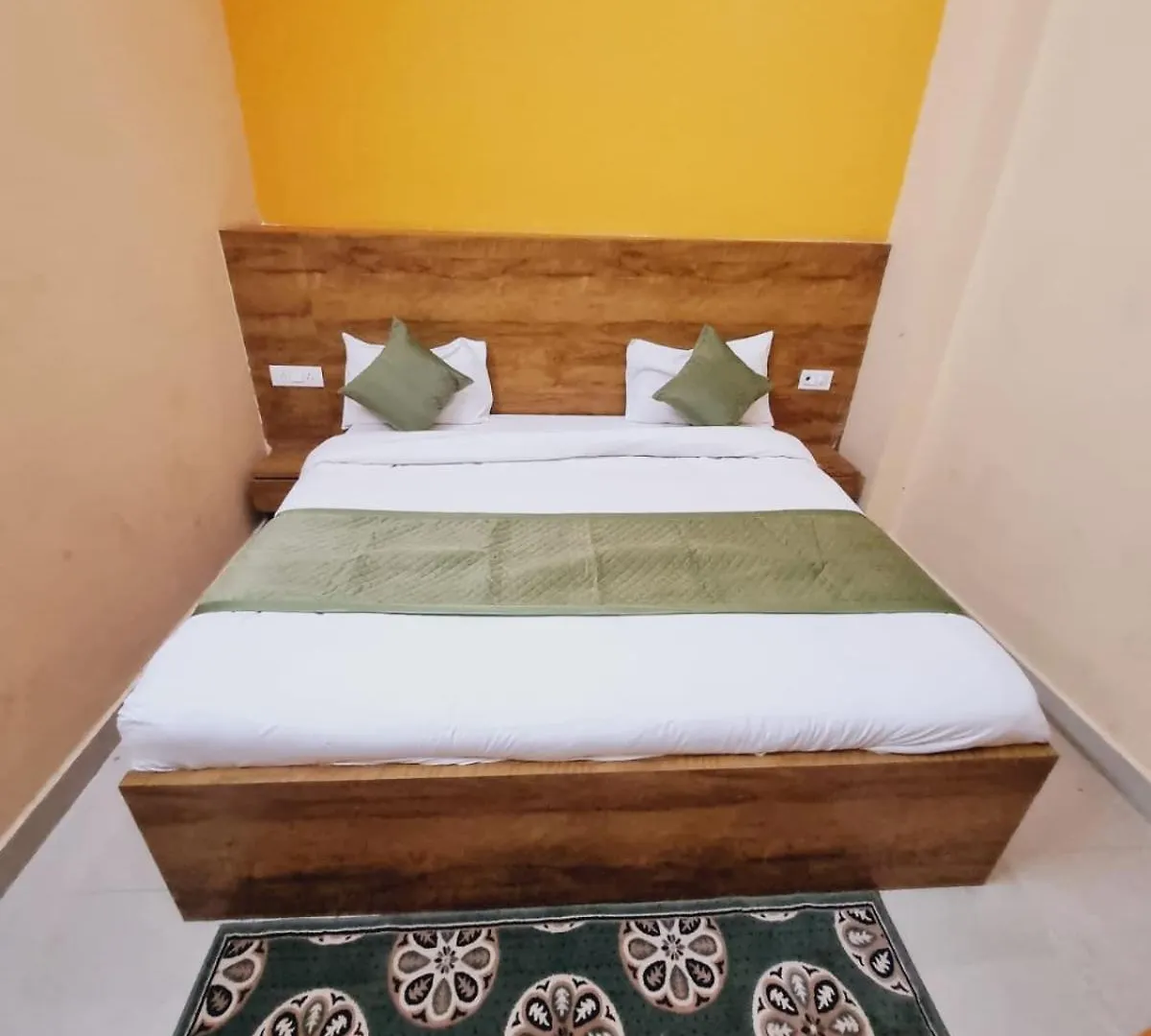 Hotel Coral Inn - Near Taj Tajganj