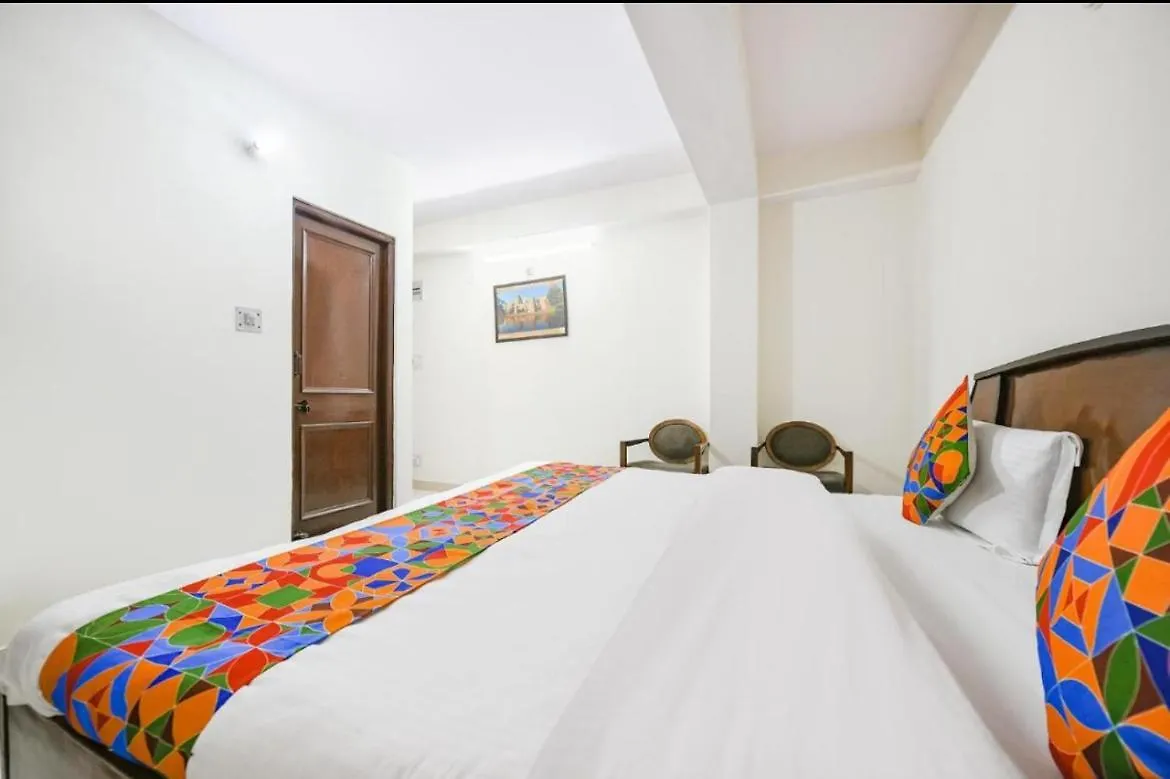 Hotel Coral Inn - Near Taj Tajganj